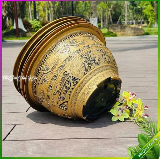 Mặt đáy chậu dập nổi hoa văn và lỗ thoát nước thông minh